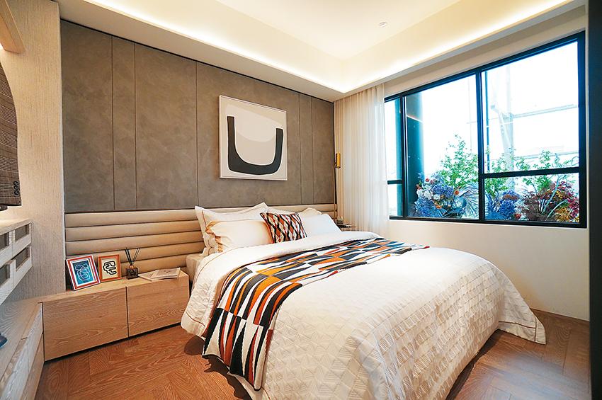 臥室可設置標準雙人床，保留舒適採光。