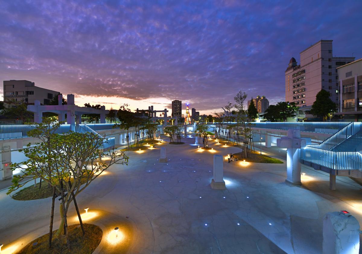 台南市府建設市內親水景點，為市容注入新風貌，圖為2020年7月開幕的河樂廣場。